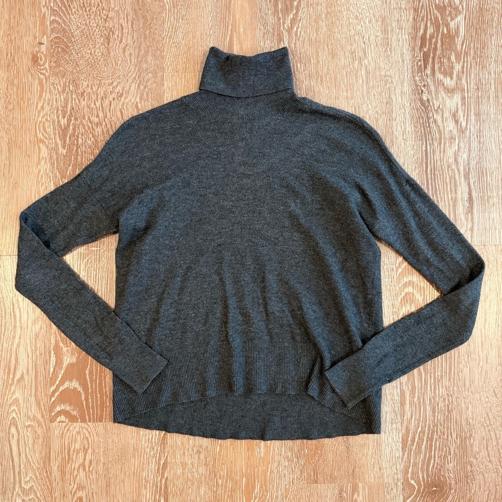 American Eagle, dark gray turtleneck, soft lightweight sweater top XS